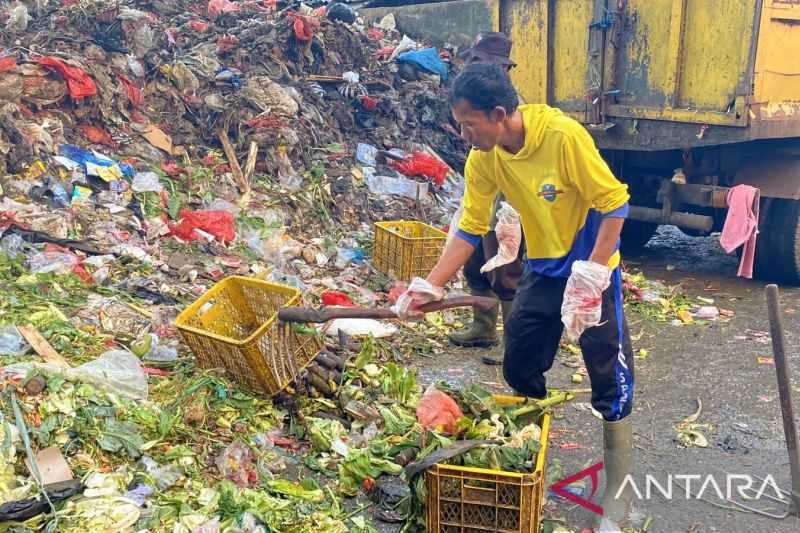 Pemkot Bogor Angkut Sampah Menumpuk di TPS Pasar Bogor